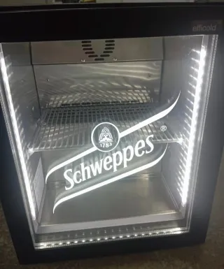 Nevera expositora Schweppes