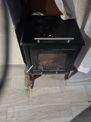 Estufa de leña negra