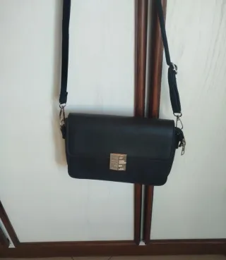 Borsa donna nera con chiusura metallica