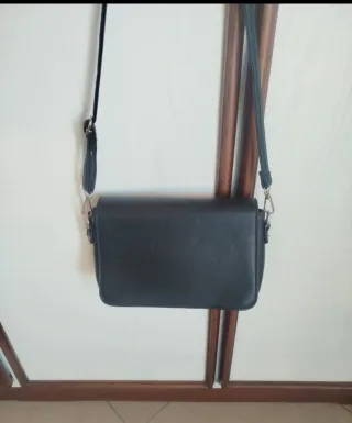 Borsa donna nera con chiusura metallica