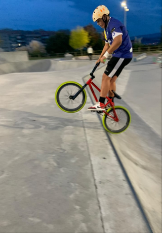 Bicicleta BMX roja con ruedas verdes