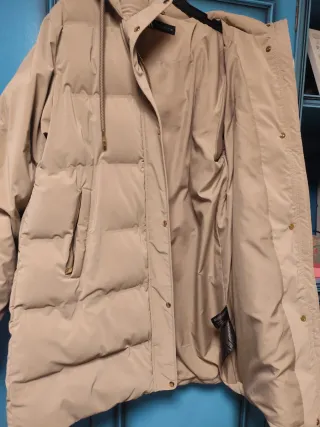 Abrigo plumífero Zara beige con capucha