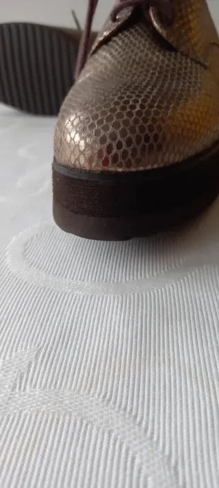 Zapatos de piel de Pedro Miralles con cordones.