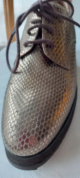 Zapatos de piel de Pedro Miralles con cordones.