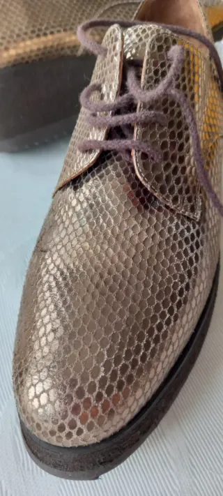 Zapatos de piel de Pedro Miralles con cordones.