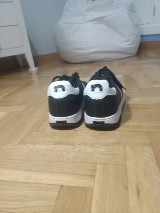 Zapatillas deportivas negras y blancas