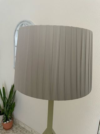 Lámpara de pie gris y verde