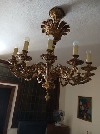 Mesa consola y sillas de madera tallada