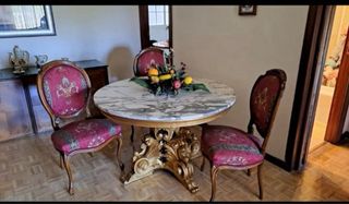 Mesa consola y sillas de madera tallada