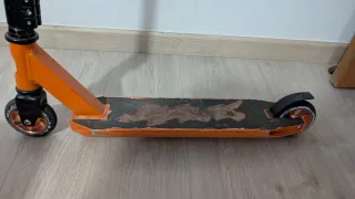 Patinete naranja y negro