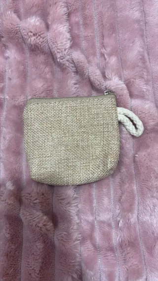 Monedero beige con asa de cuerda