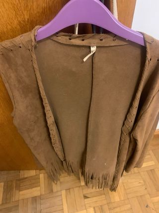 Chaqueta marrón con flecos
