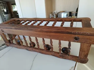 Perchero de madera rústico con pomos.