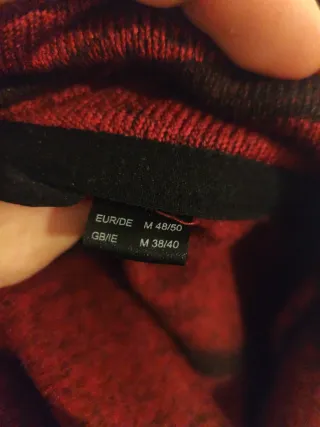 Sudadera a rayas roja y negra