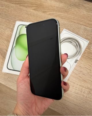 iPhone 15 verde claro