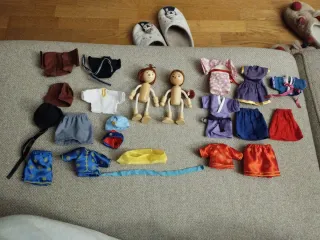 Juguetes de madera con ropa