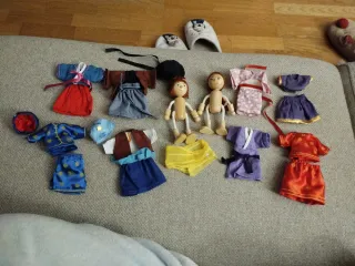 Juguetes de madera con ropa