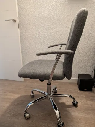 Silla de escritorio gris y plateada
