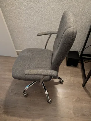Silla de escritorio gris y plateada