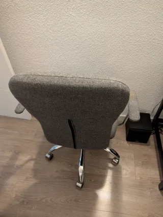 Silla de escritorio gris y plateada