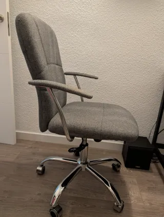 Silla de escritorio gris y plateada