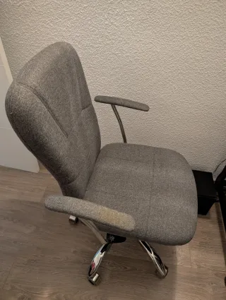 Silla de escritorio gris y plateada