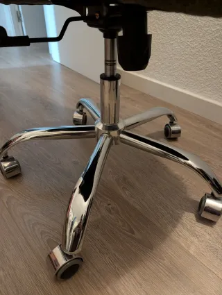 Silla de escritorio gris y plateada