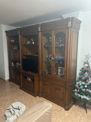 Mueble de madera noble con vitrina y mesa 6 sillas