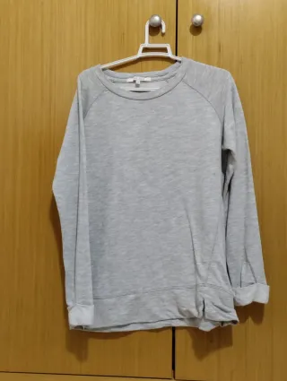 Sudadera gris raglán.