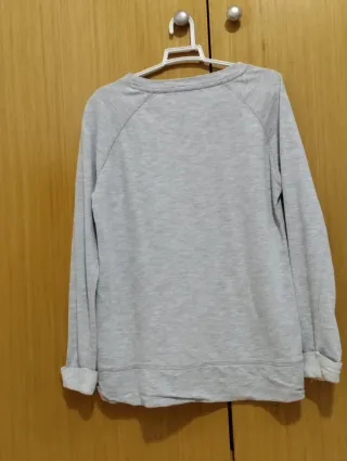 Sudadera gris raglán.