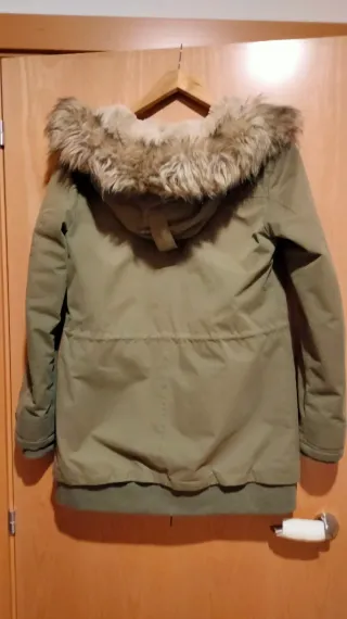 Parka verde con capucha y pelo