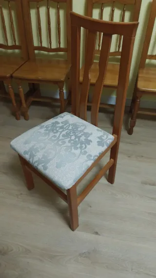 Silla de comedor madera y tela.