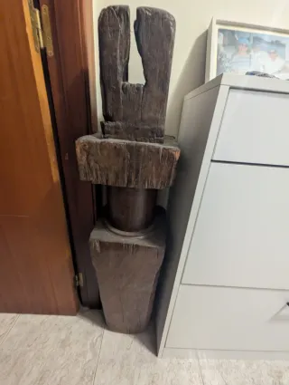 Escultura de madera rústica