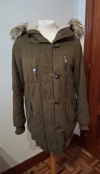 Abrigo verde con capucha y pelo