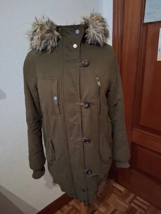 Abrigo verde con capucha y pelo