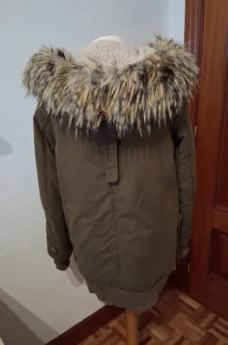 Abrigo verde con capucha y pelo