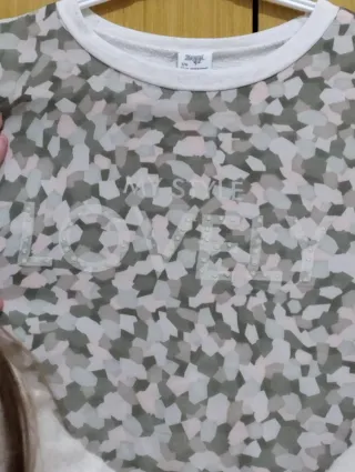 Sudadera gris y blanca con cremallera