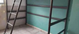 Litera metálica gris