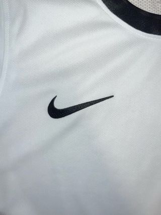 Camiseta deportiva Nike blanca y negra