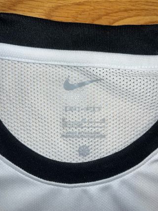 Camiseta deportiva Nike blanca y negra