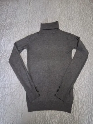 Jersey gris cuello alto con botones