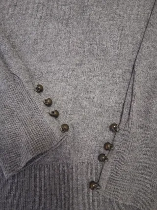 Jersey gris cuello alto con botones