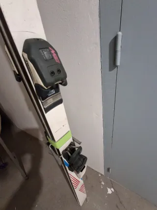 Esquís con fijaciones Marker