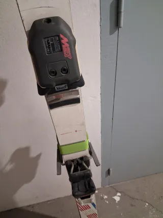 Esquís con fijaciones Marker