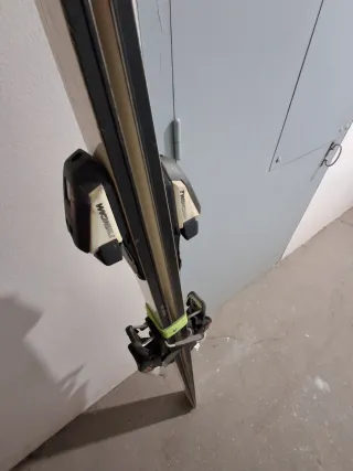 Esquís con fijaciones Marker