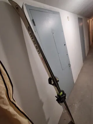 Esquís con fijaciones Marker