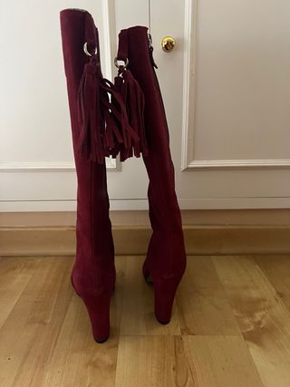 Botas altas ante granate con flecos