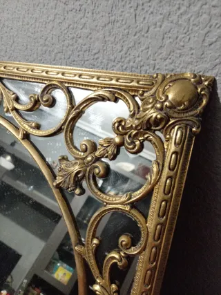 Espejo antiguo dorado con marco ornamentado