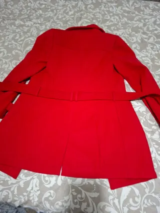 Abrigo rojo elegante con cinturón