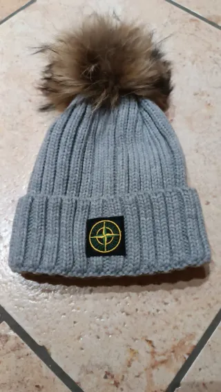 GORRO DE INVIERNO CON POMPÓN STONE ISLAND
